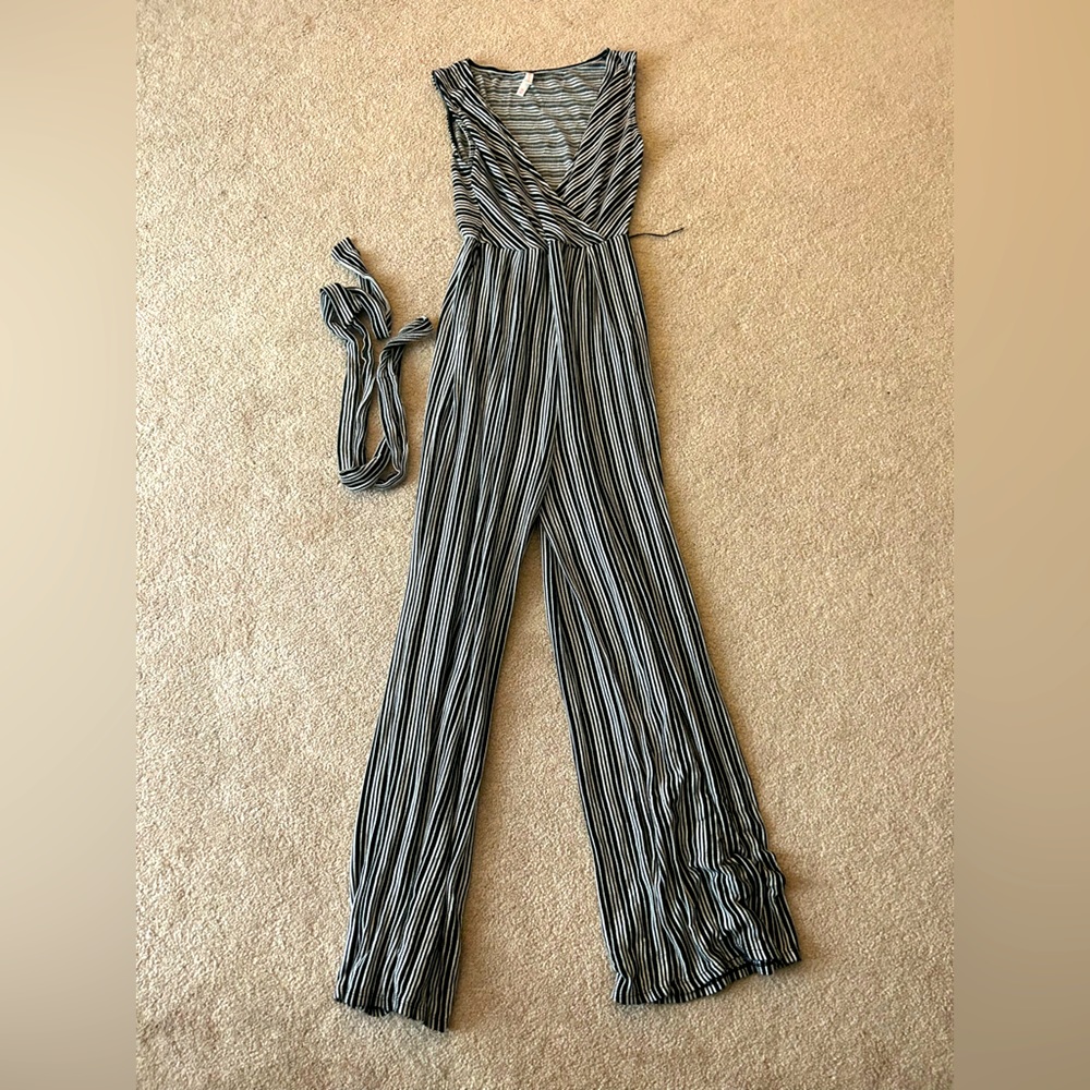 Cute flattering romper, come with belt size XS, stripped.